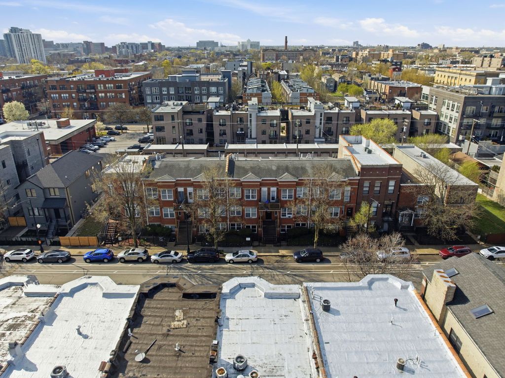 Image 17 of property listing at 2225 W Warren Boulevard A3, Chicago, IL 60612