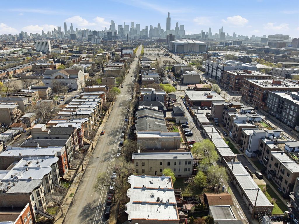 Image 18 of property listing at 2225 W Warren Boulevard A3, Chicago, IL 60612