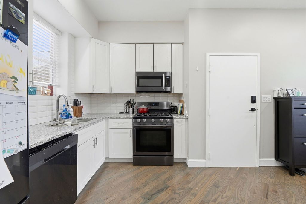 Image 3 of property listing at 2225 W Warren Boulevard A3, Chicago, IL 60612