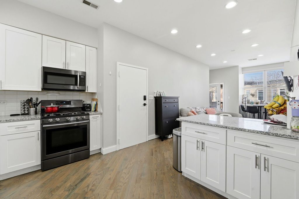 Image 4 of property listing at 2225 W Warren Boulevard A3, Chicago, IL 60612