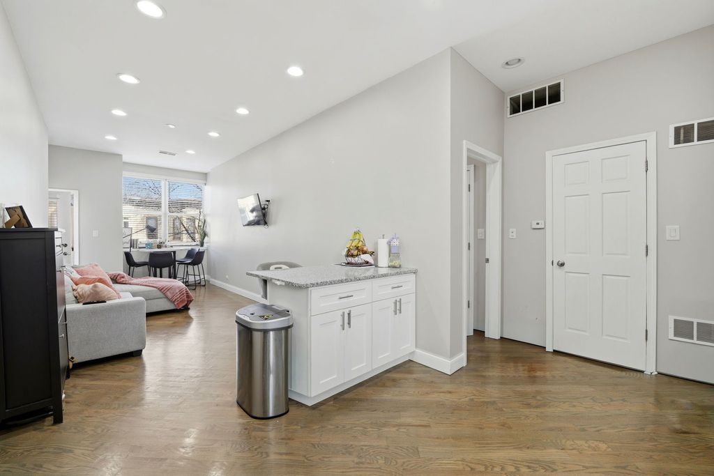 Image 5 of property listing at 2225 W Warren Boulevard A3, Chicago, IL 60612