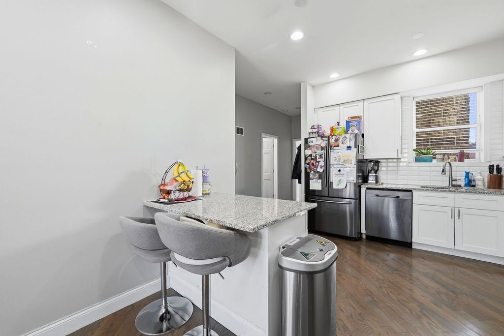 Image 6 of property listing at 2225 W Warren Boulevard A3, Chicago, IL 60612
