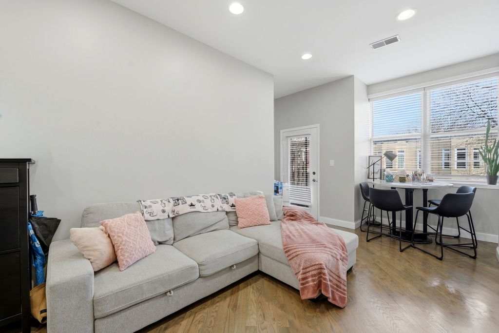 Image 7 of property listing at 2225 W Warren Boulevard A3, Chicago, IL 60612