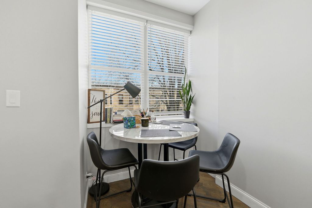 Image 8 of property listing at 2225 W Warren Boulevard A3, Chicago, IL 60612