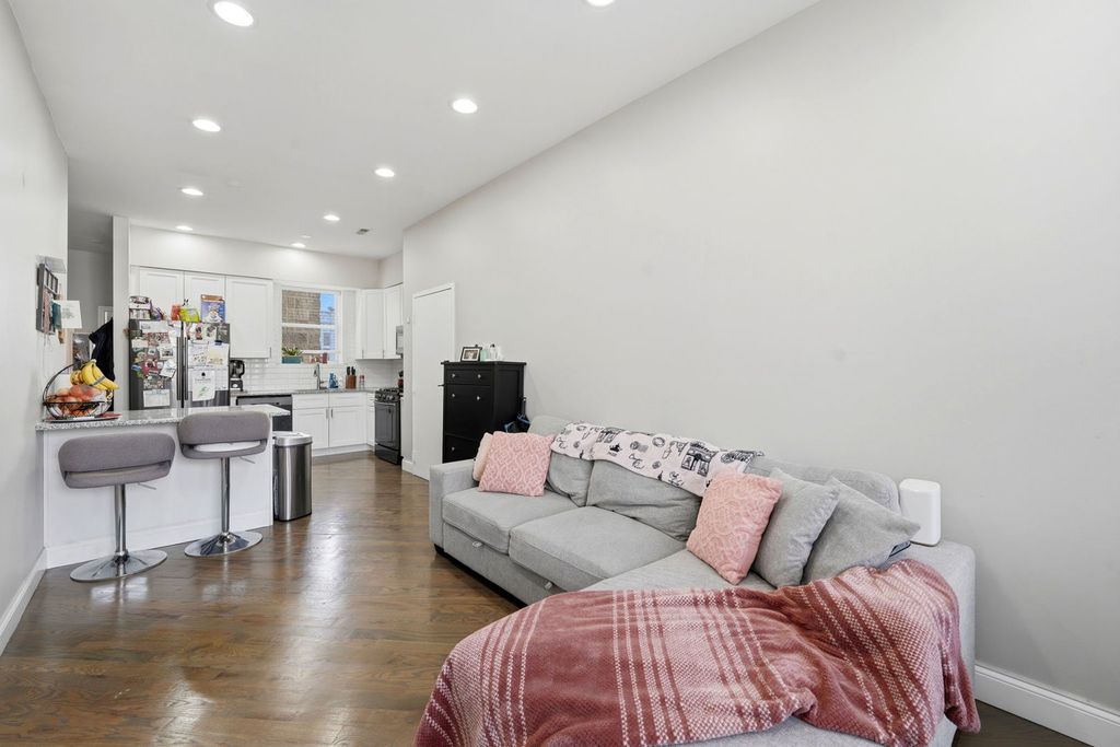 Image 9 of property listing at 2225 W Warren Boulevard A3, Chicago, IL 60612