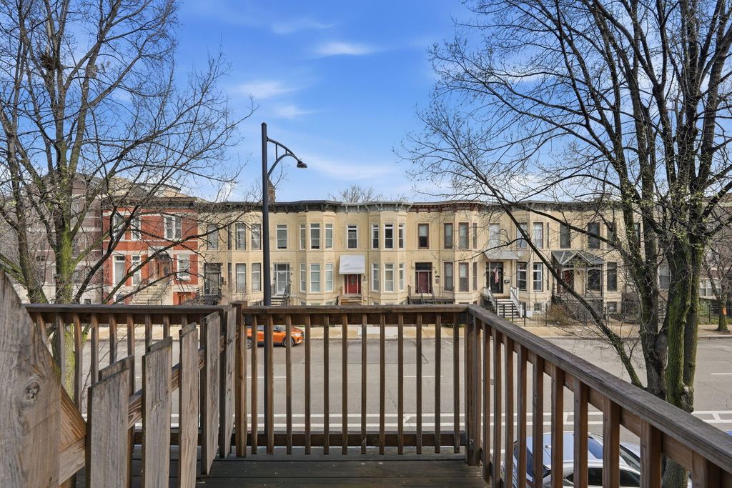Image 10 of property listing at 2225 W Warren Boulevard A3, Chicago, IL 60612