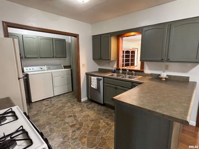 2633 S BROADWAY Avenue, Salem, IL 62881