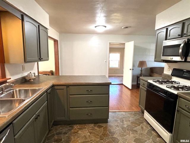 2633 S BROADWAY Avenue, Salem, IL 62881