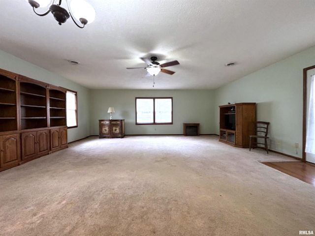 2633 S BROADWAY Avenue, Salem, IL 62881