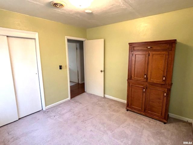 2633 S BROADWAY Avenue, Salem, IL 62881