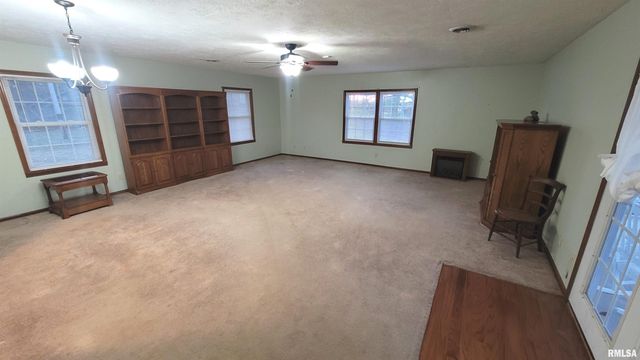 2633 S BROADWAY Avenue, Salem, IL 62881