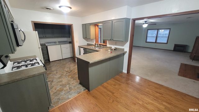 2633 S BROADWAY Avenue, Salem, IL 62881