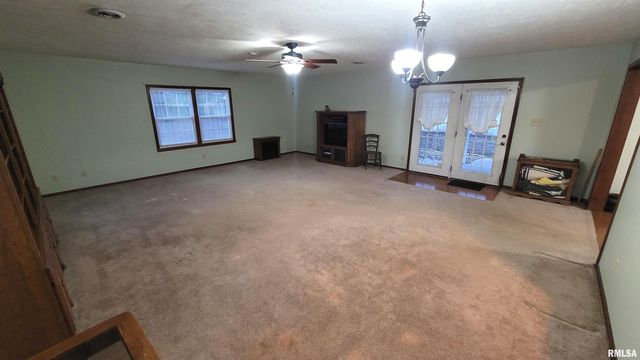 2633 S BROADWAY Avenue, Salem, IL 62881