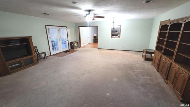 2633 S BROADWAY Avenue, Salem, IL 62881