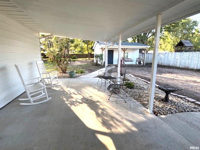 2633 S BROADWAY Avenue, Salem, IL 62881