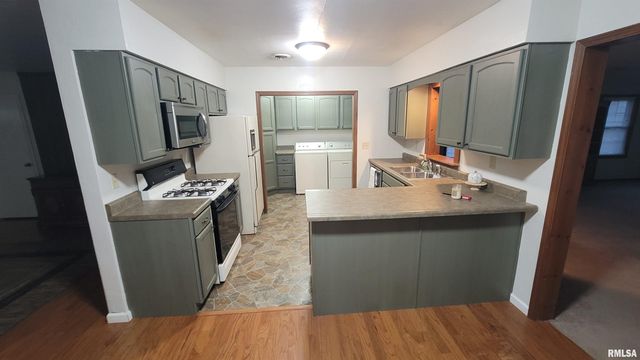 2633 S BROADWAY Avenue, Salem, IL 62881