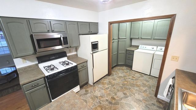 2633 S BROADWAY Avenue, Salem, IL 62881