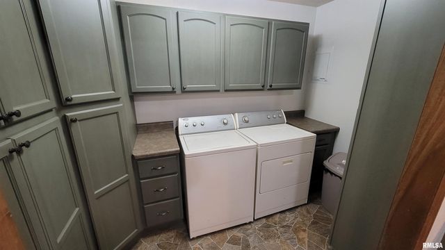 2633 S BROADWAY Avenue, Salem, IL 62881