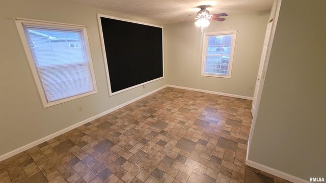 2633 S BROADWAY Avenue, Salem, IL 62881