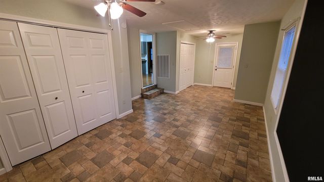 2633 S BROADWAY Avenue, Salem, IL 62881