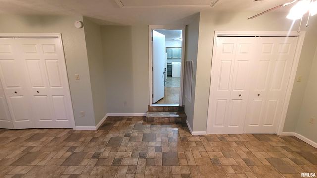 2633 S BROADWAY Avenue, Salem, IL 62881