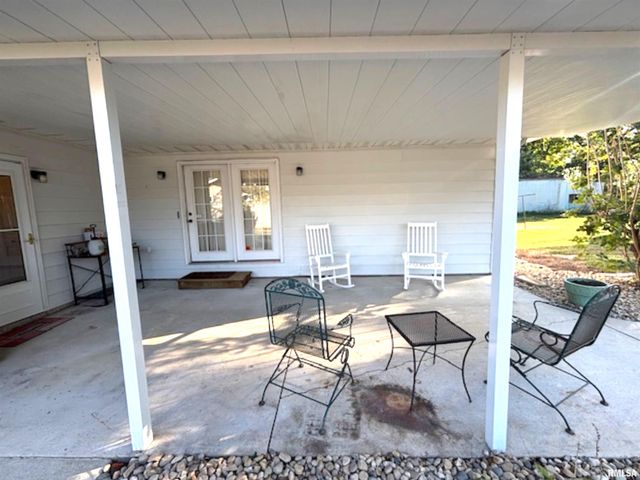 2633 S BROADWAY Avenue, Salem, IL 62881