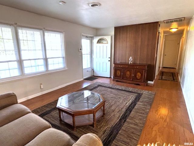 2633 S BROADWAY Avenue, Salem, IL 62881