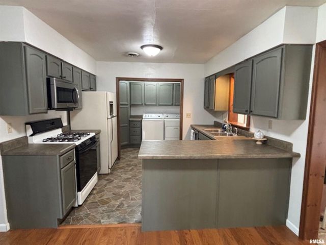 2633 S BROADWAY Avenue, Salem, IL 62881