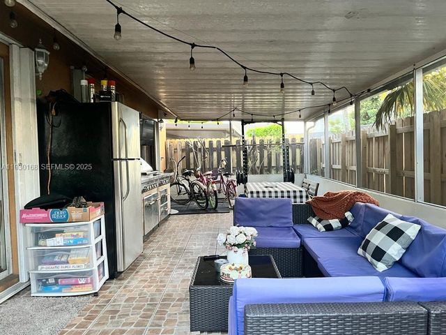 930 SW 109th Ave ., Pembroke Pines, FL 33025