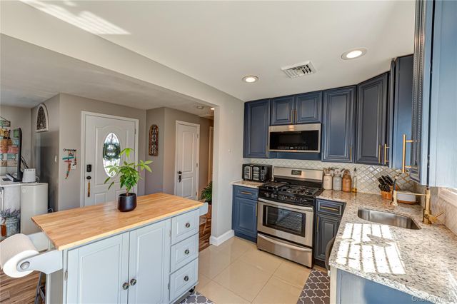 178 Spur Drive S, Bay Shore, NY 11706