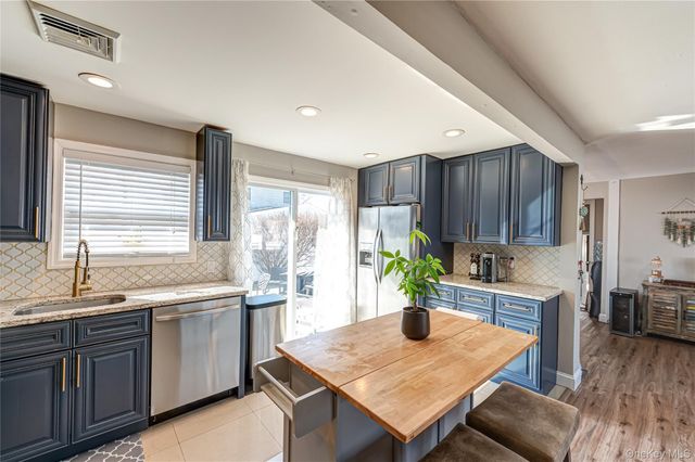 178 Spur Drive S, Bay Shore, NY 11706