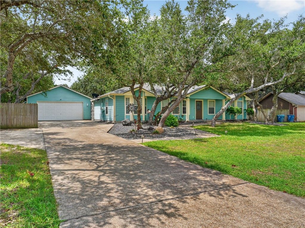 106 El Cid Dr, Rockport, TX 78382 — photo 2