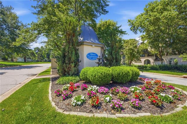10704 Glenwood Street E, Overland Park, KS 66211