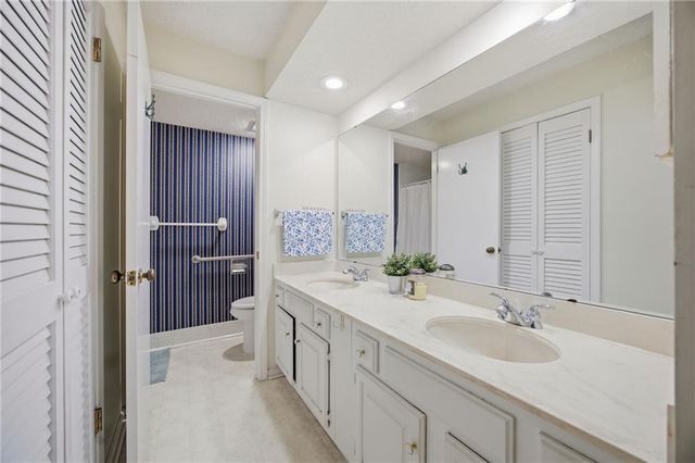10704 Glenwood Street E, Overland Park, KS 66211