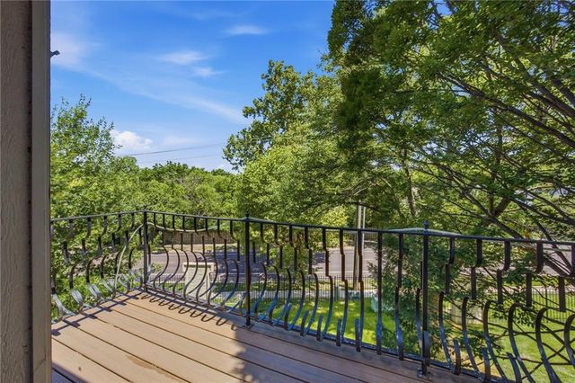 10704 Glenwood Street E, Overland Park, KS 66211