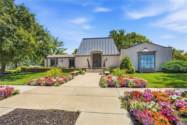 10704 Glenwood Street E, Overland Park, KS 66211