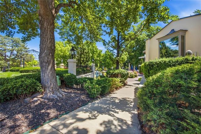 10704 Glenwood Street E, Overland Park, KS 66211