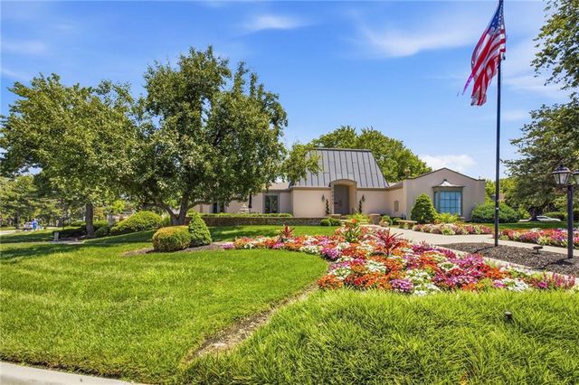 10704 Glenwood Street E, Overland Park, KS 66211