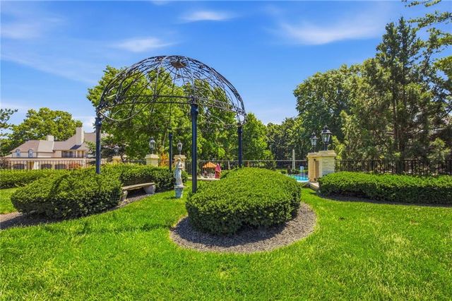 10704 Glenwood Street E, Overland Park, KS 66211
