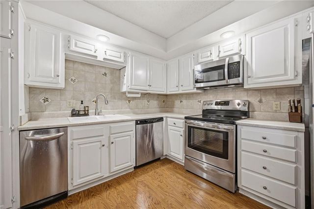 10704 Glenwood Street E, Overland Park, KS 66211