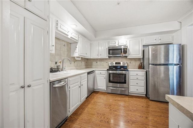 10704 Glenwood Street E, Overland Park, KS 66211