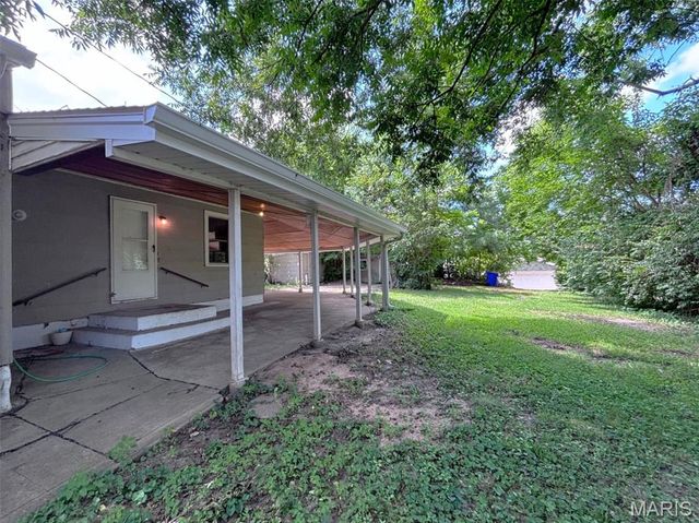 705 N Benton Avenue, St Charles, MO 63301