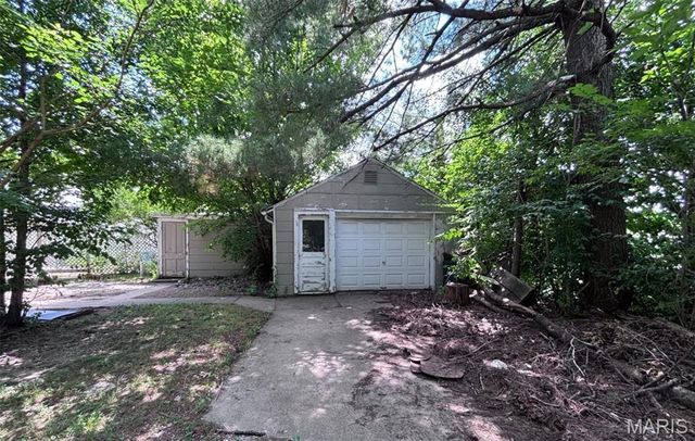 705 N Benton Avenue, St Charles, MO 63301