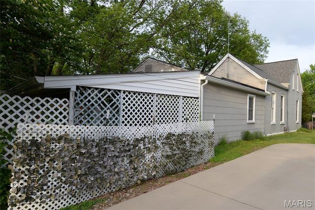 705 N Benton Avenue, St Charles, MO 63301