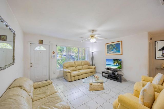 318 SW 2nd Street, Boca Raton, FL 33432