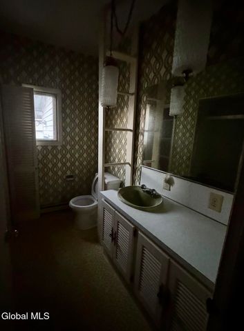 28 Fullerton Avenue, Colonie, NY 12304