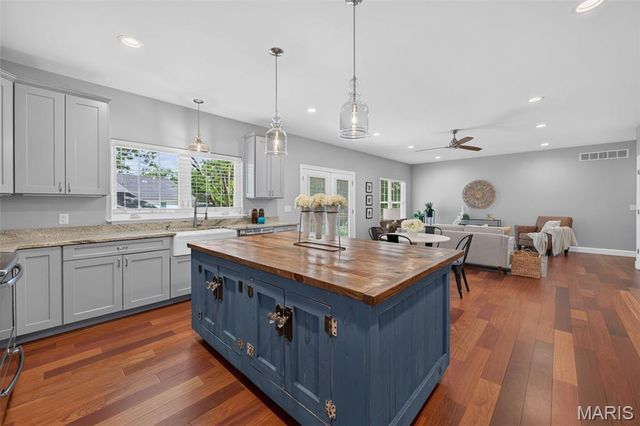 140 S Old Orchard Avenue, Webster Groves, MO 63119
