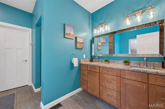 140 S Old Orchard Avenue, Webster Groves, MO 63119