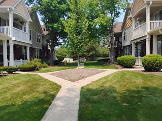 1128 GEORGETOWN Way 1128, Vernon Hills, IL 60061