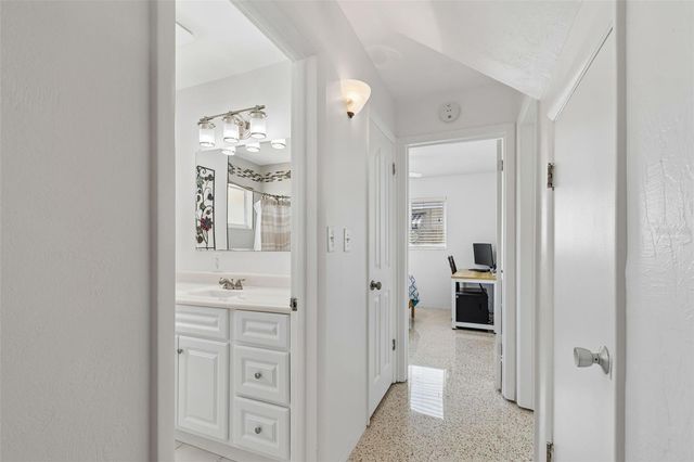 2863 60TH WAY N, St Petersburg, FL 33710